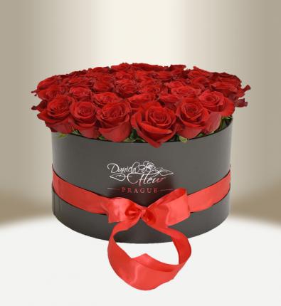 Роскошные цветочные черный ящик с розами круглый