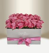Exkluzivní kytice Luxusní květinový box s růžemi stříbrný hranatý